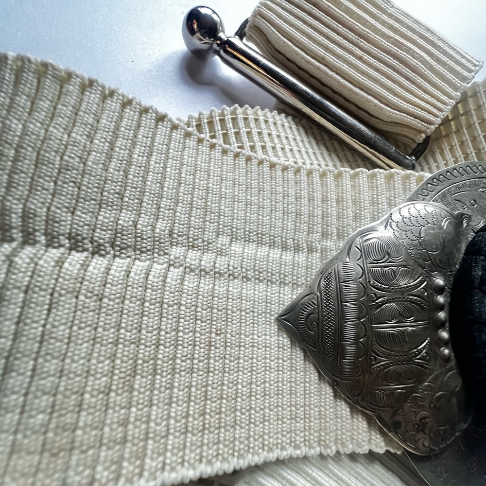 Vintage eggshell and etched silver/black fashion belt. - Picture 15 of 15